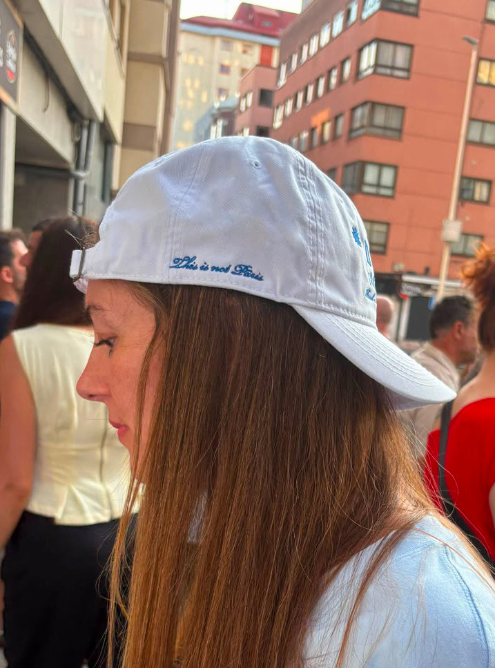 gorra blanca deus era galego