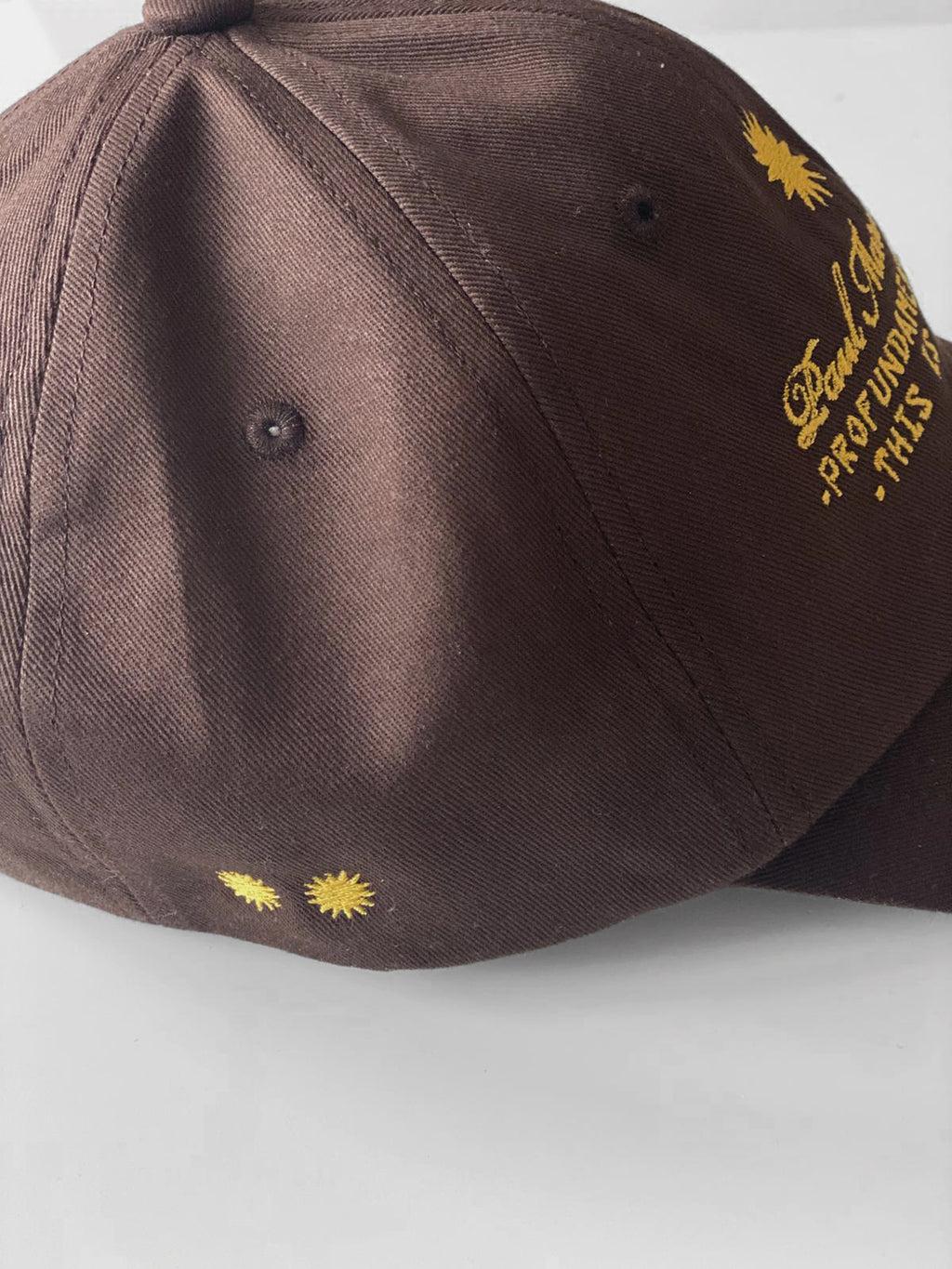 gorra marrón profundamente galeg@s