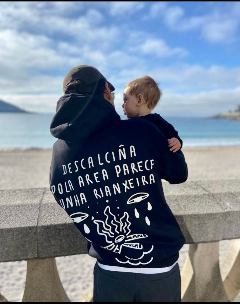 Sudadera negra rianxeira descalciña