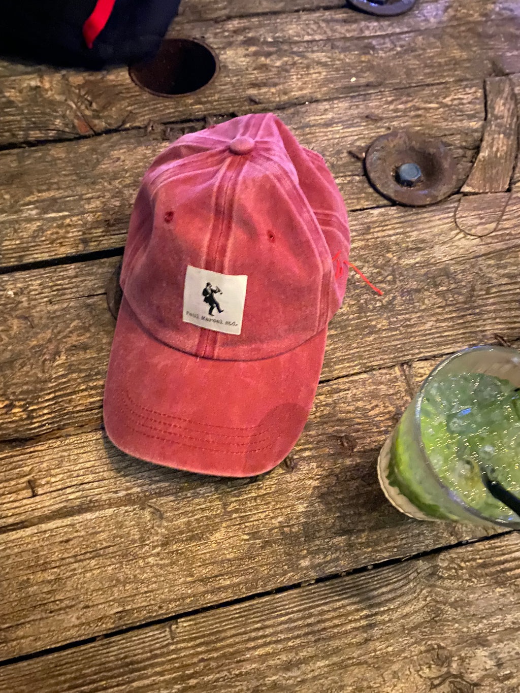 gorra granate-roja