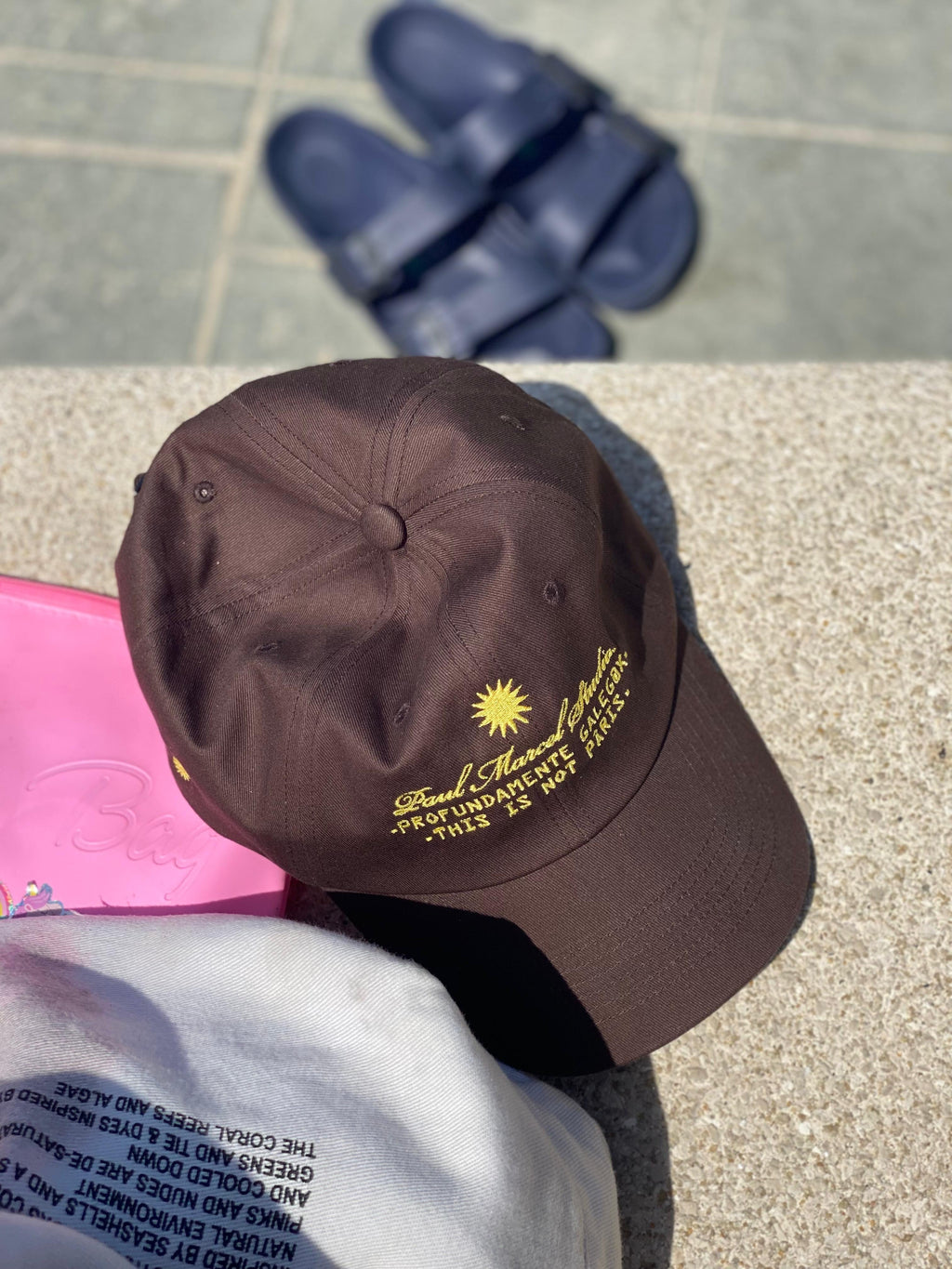 gorra marrón profundamente galeg@s