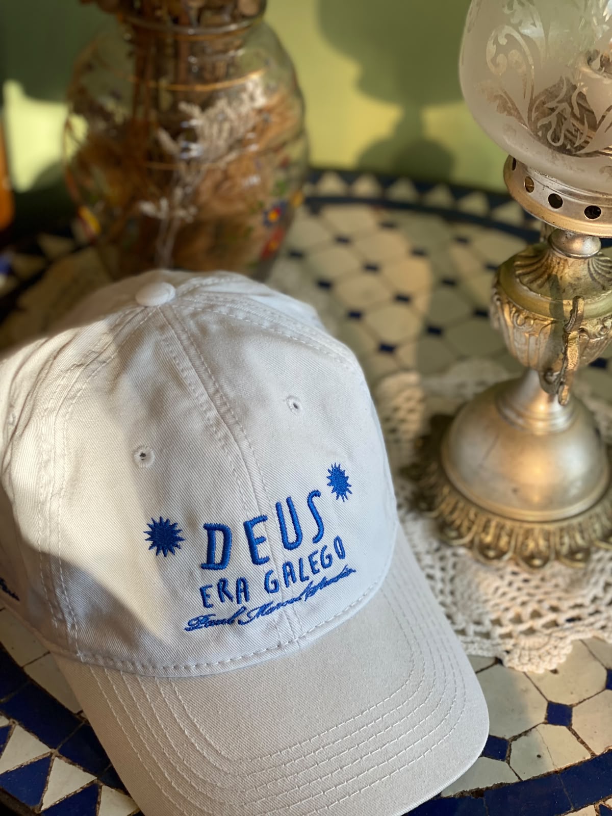 gorra blanca deus era galego