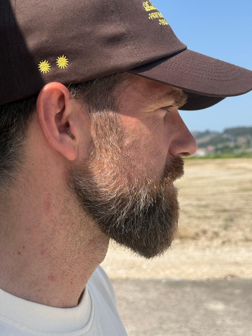 gorra marrón profundamente galeg@s
