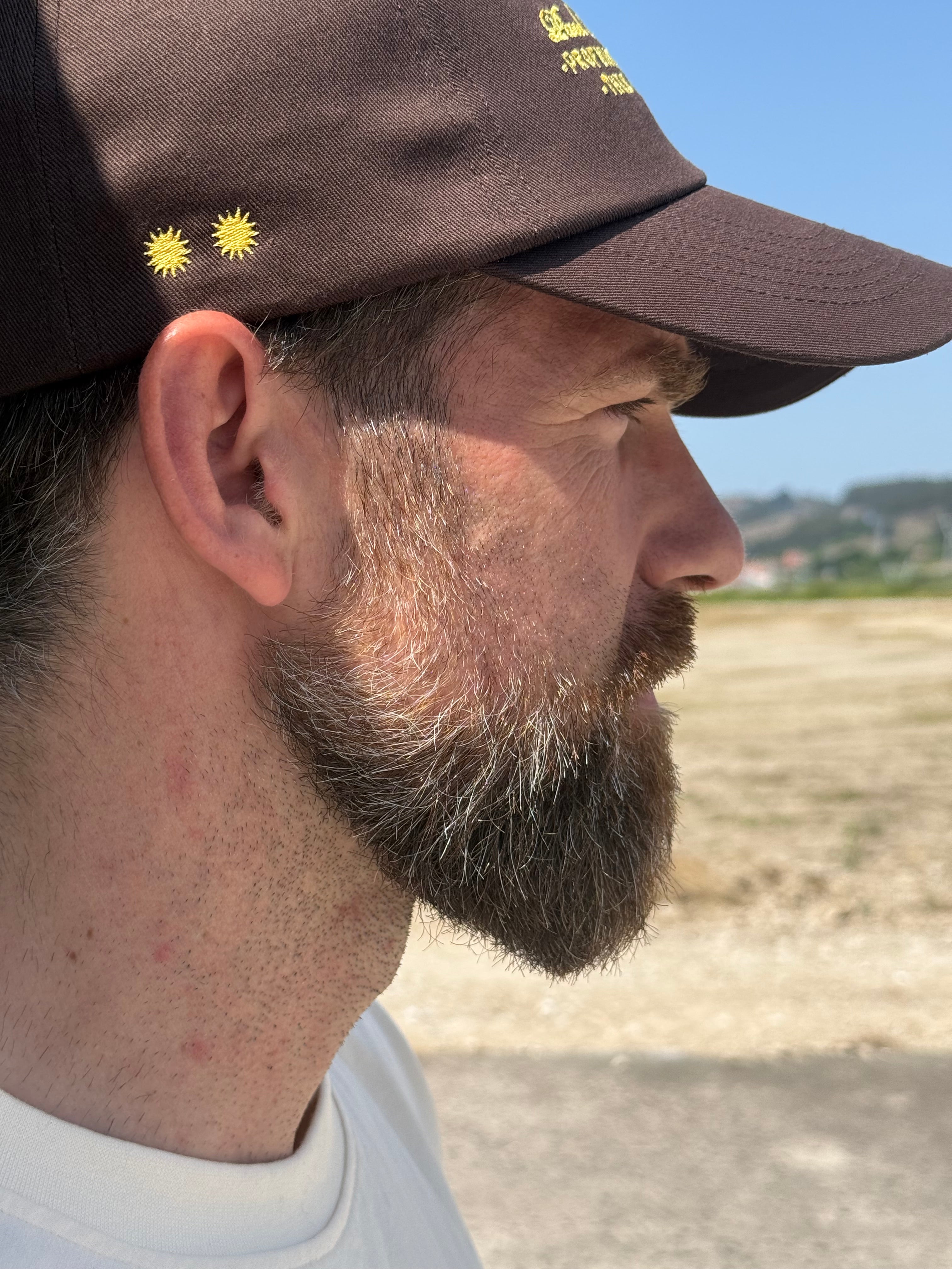 gorra marrón profundamente galeg@s
