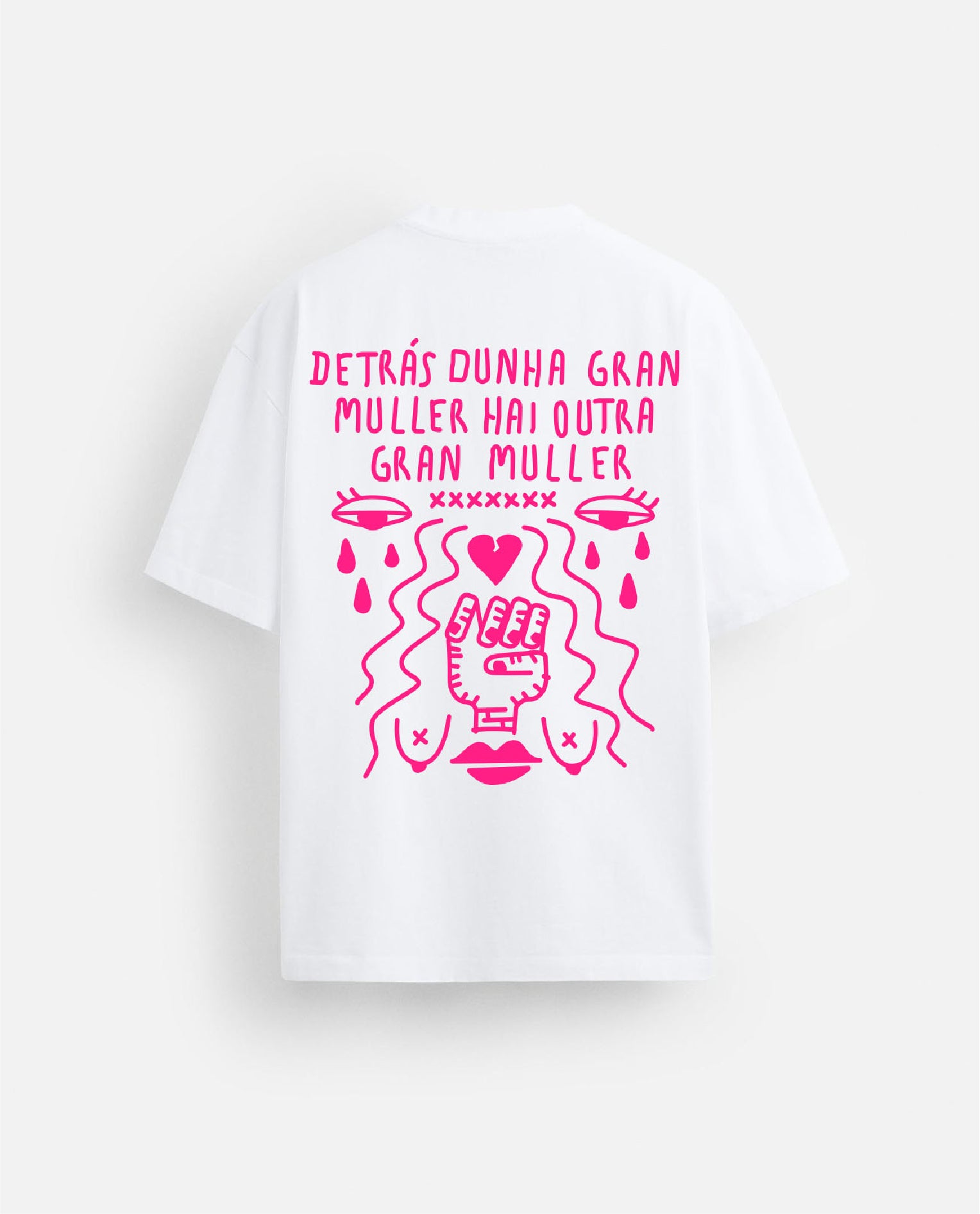 Camiseta blanca detrás dunha gran muller hai outra gran muller