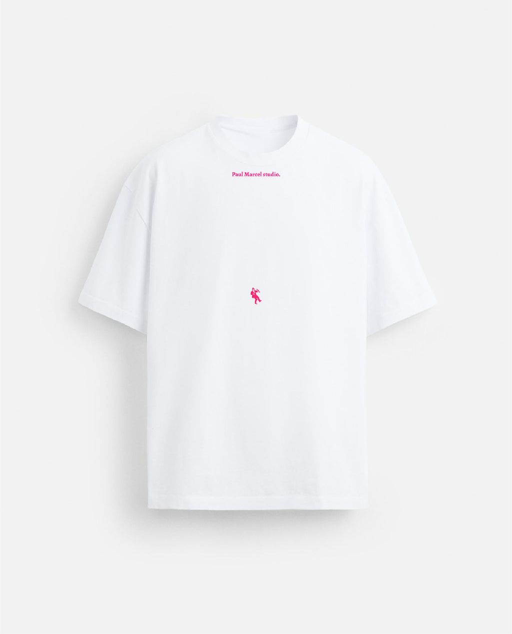 Camiseta blanca detrás dunha gran muller hai outra gran muller