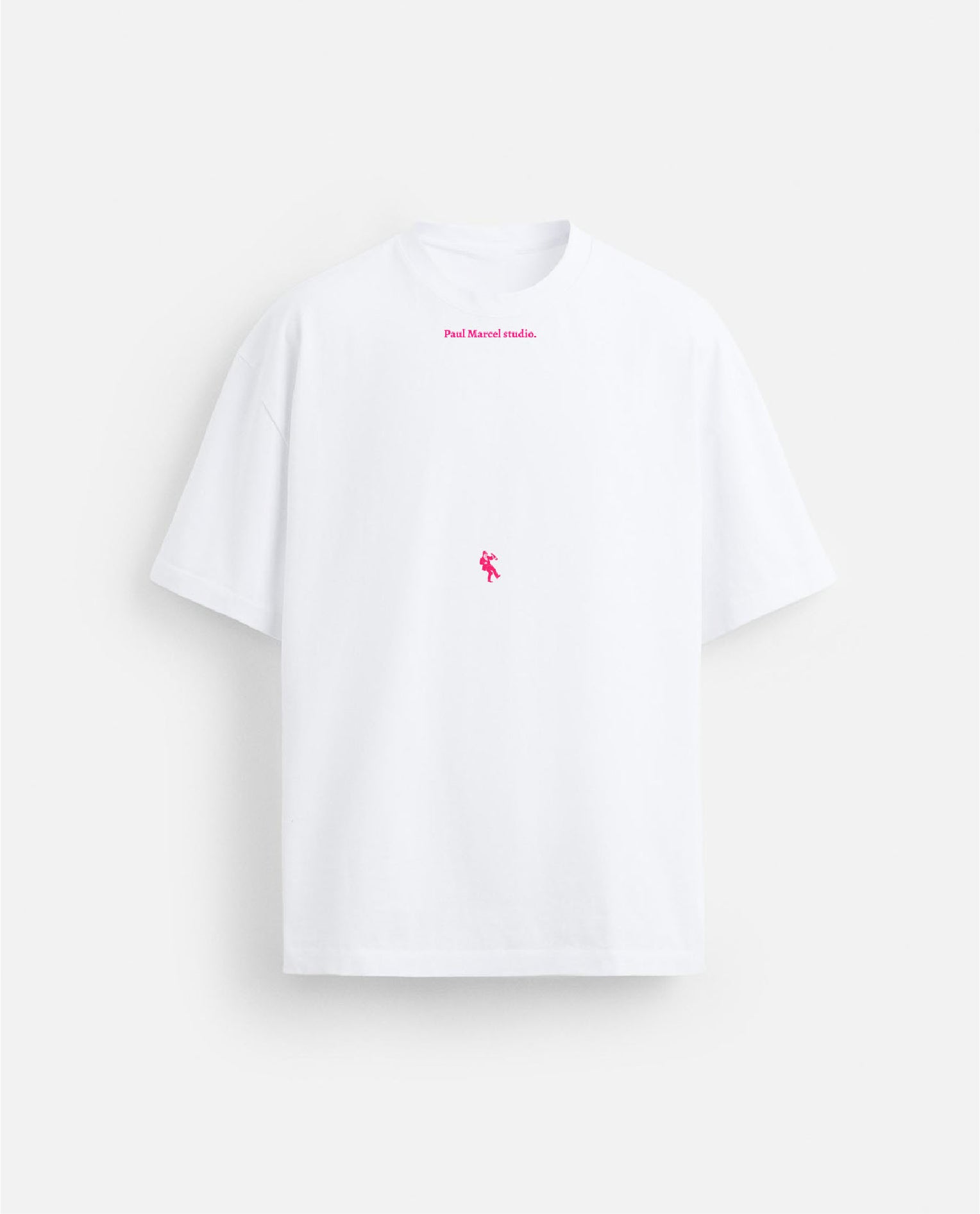 Camiseta blanca detrás dunha gran muller hai outra gran muller