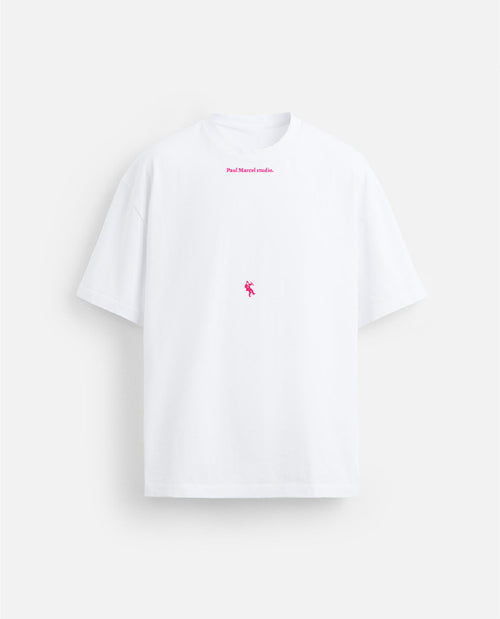 Camiseta blanca detrás dunha gran muller hai outra gran muller