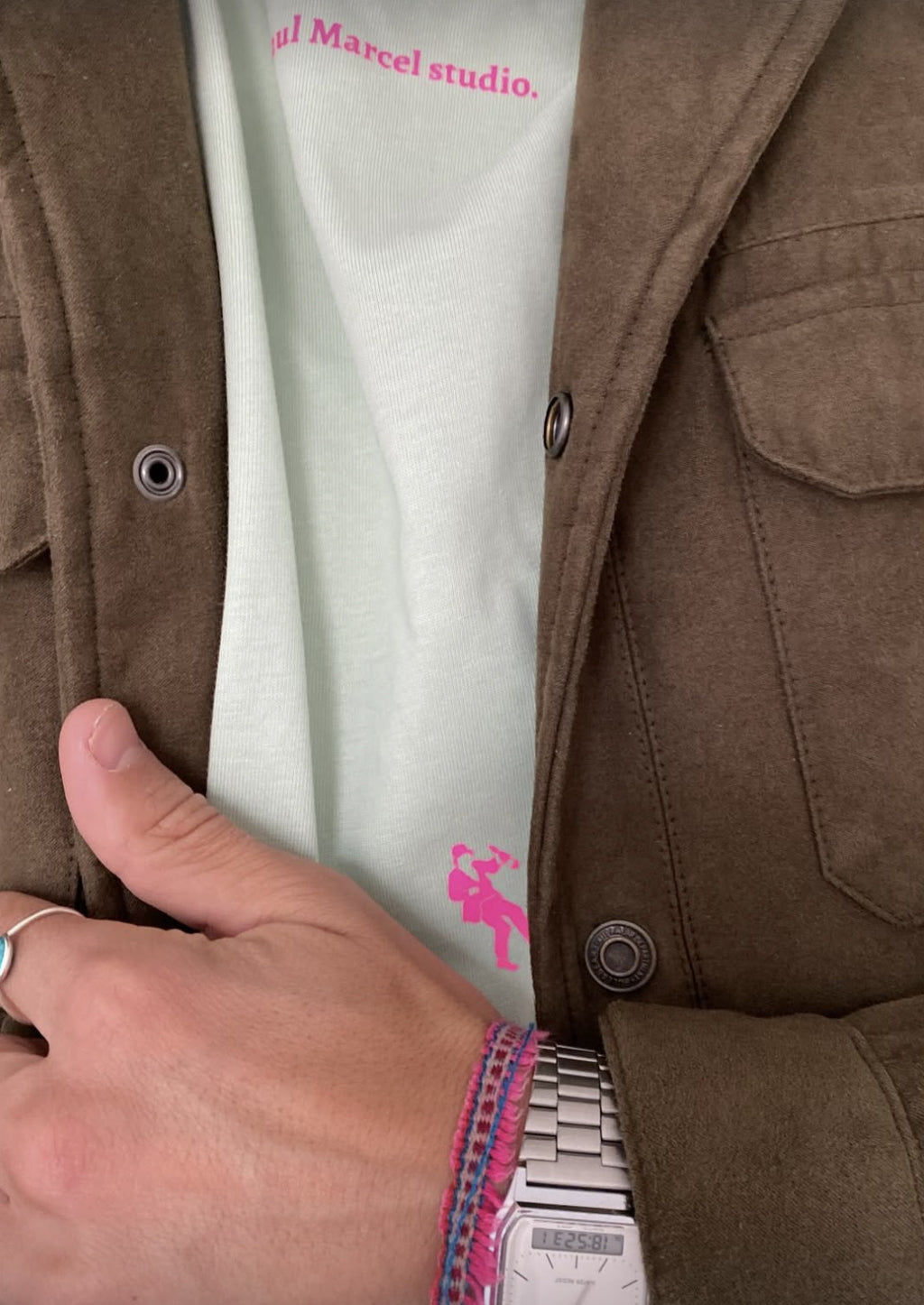 Camiseta menta detrás dunha gran muller hai outra gran muller