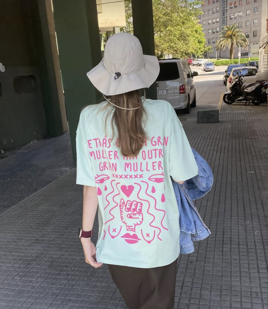 Camiseta menta detrás dunha gran muller hai outra gran muller