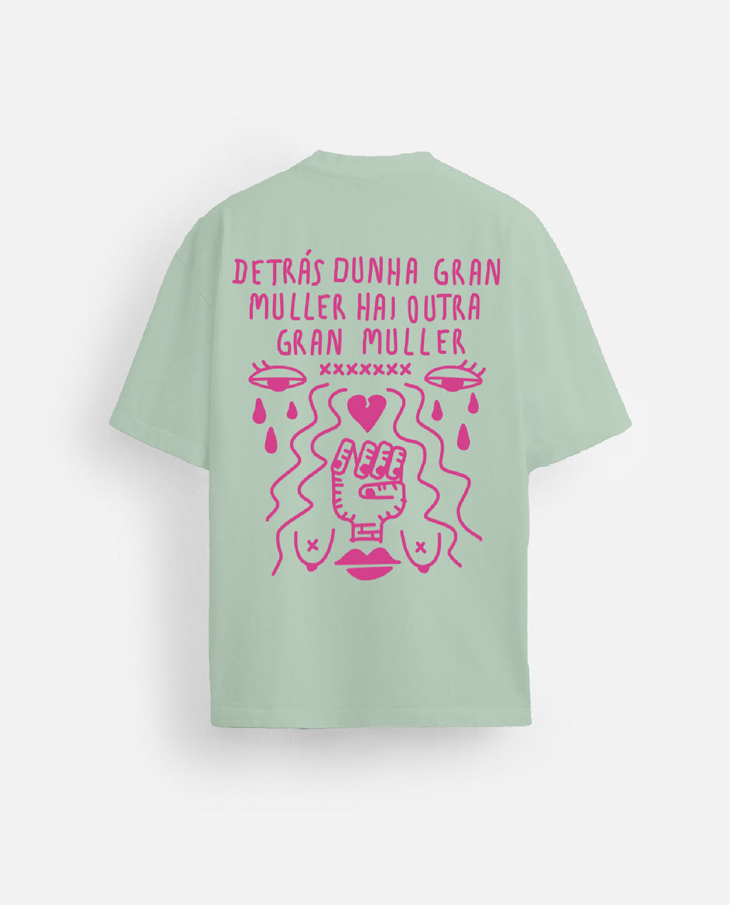 Camiseta menta detrás dunha gran muller hai outra gran muller