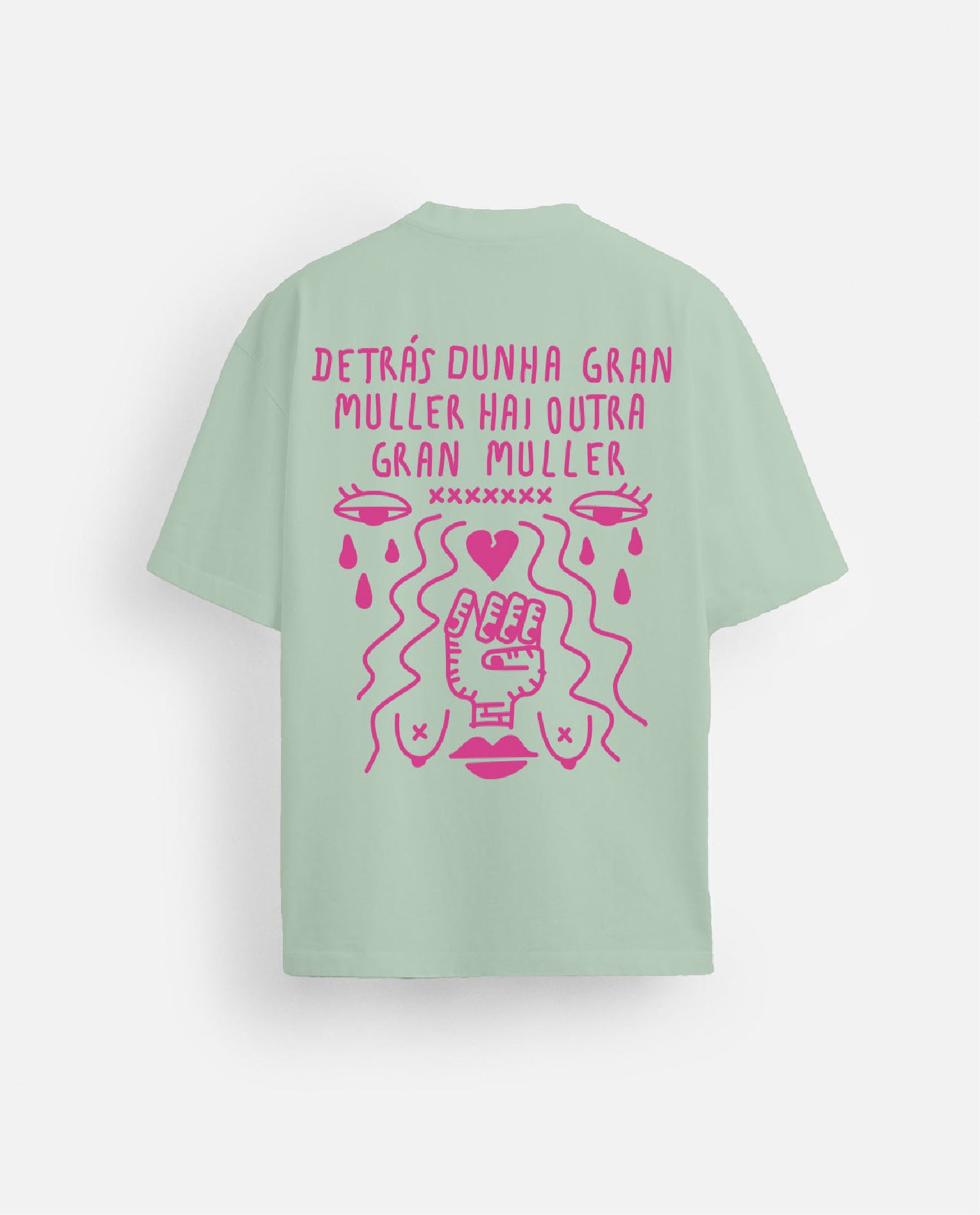 Camiseta menta detrás dunha gran muller hai outra gran muller